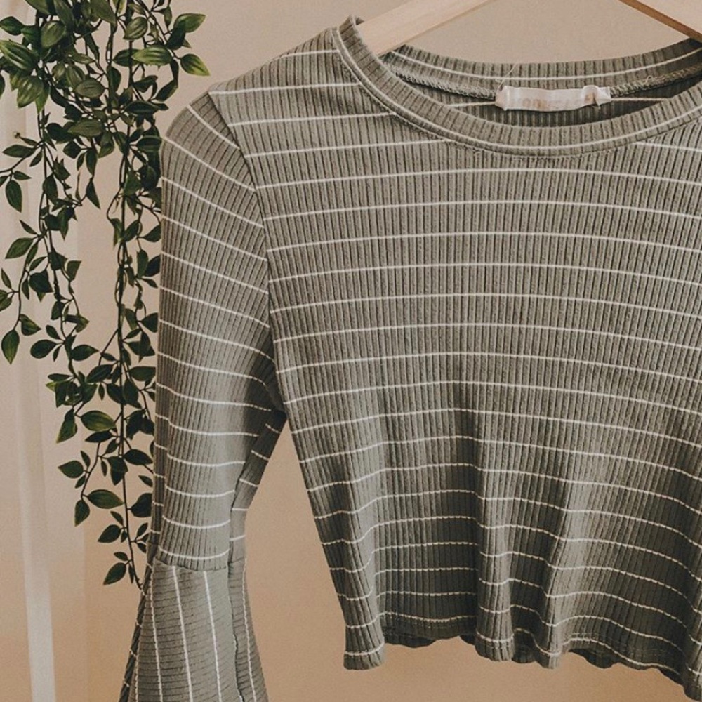dressup boutique bell-sleeve crop top